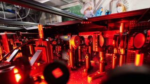 Dr. Daniil Kartashov (l) und Dr. Maria Wächtler untersuchen den nichtlinear-optischen Effekt der Erzeugung hoher Harmonischer in nanoskaligen Halbleitern