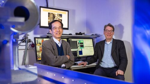 Prof. Ralf R&ouml;hlsberger mit Yutaka Yoshida