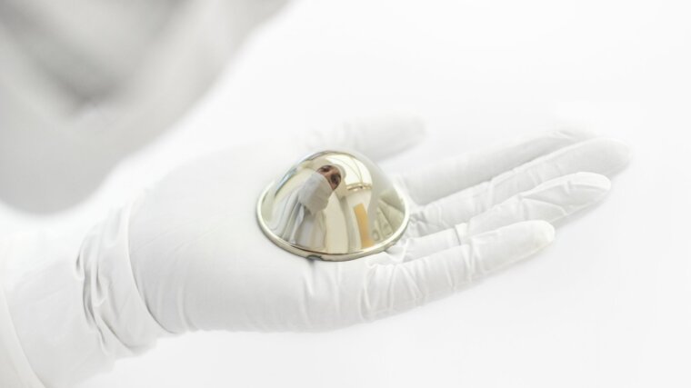 Coating of a lens through ALD