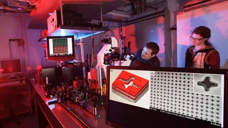PhD students at the laboratory analyse nano structures.