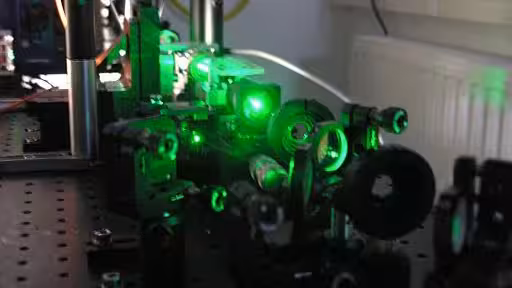 Excitation of spatio-temporal nonlinear effects in 2D arrays of coupled waveguides.