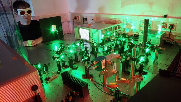 fs-CARS setup for high-temperature, high pressure spectroscopy.