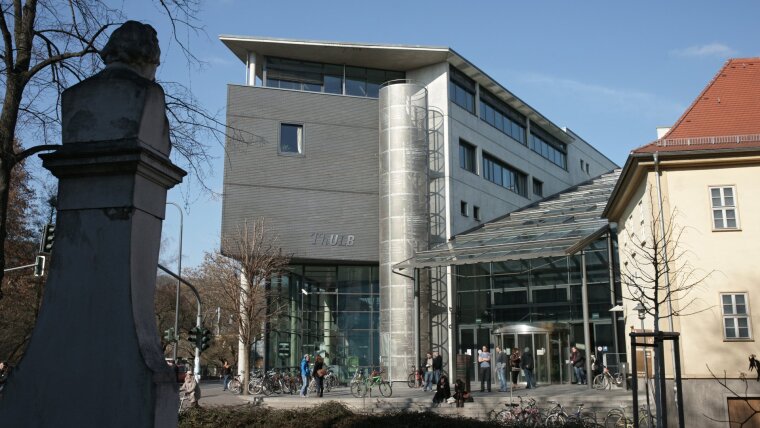 View on the main library of the university (ThULB).