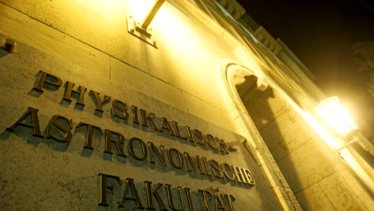 Sitz der Physikalisch-Astronomischen Fakultät am Max-Wien-Platz.