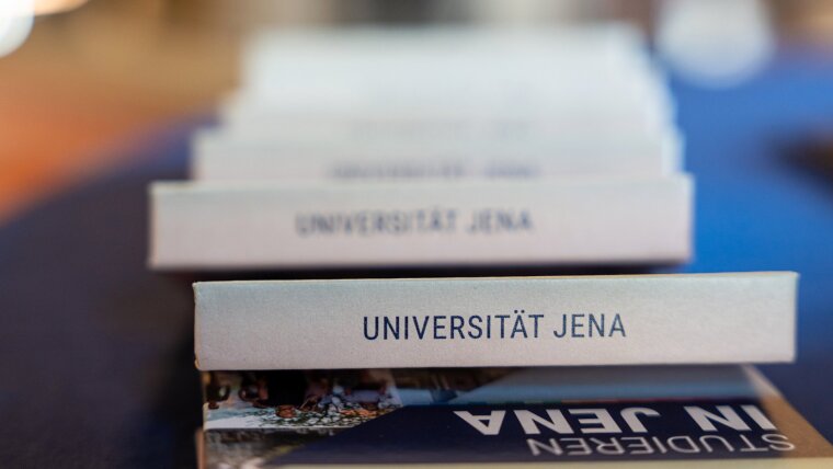Informationshefte zum Studieren an der Universität Jena.