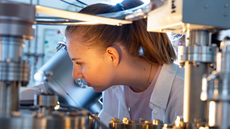 Studierende in einem Labor.