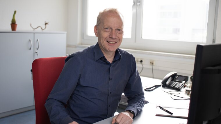 Prof. Uwe D. Zeitner in seinem neuen Büro am IAP.