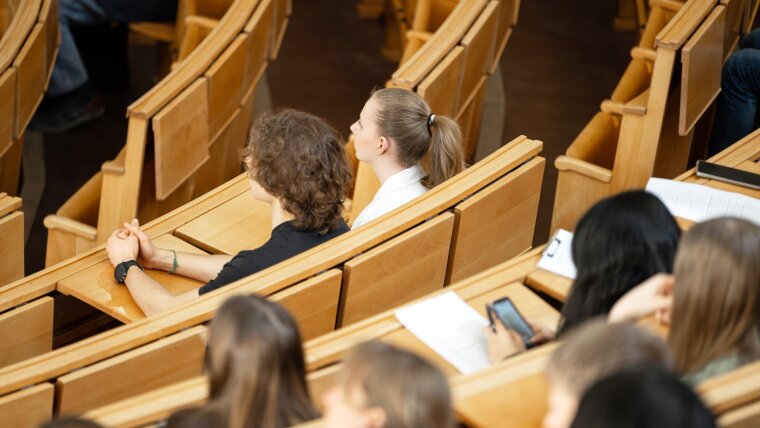 Studenten und Schüler in einem Vortrag.