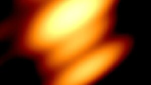 Es ist ein Ausschnitt aus einem Bild zu sehen, das von einem Netzwerk von Radioteleskopen zusammen mit dem Satelliten RadioAstron aufgenommen wurde (Gomez et al. 2022, ApJ 924, 16). Die beiden unteren hellen Streifen sind die von den beiden Schwarzen Löchern ausgehende Radioemission und der oberste Streifen stammt vom Jet des kleineren Schwarzen Lochs.
