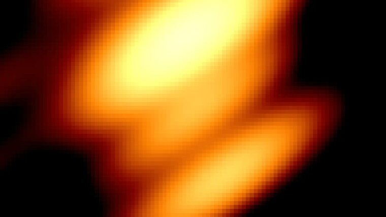 Es ist ein Ausschnitt aus einem Bild zu sehen, das von einem Netzwerk von Radioteleskopen zusammen mit dem Satelliten RadioAstron aufgenommen wurde (Gomez et al. 2022, ApJ 924, 16). Die beiden unteren hellen Streifen sind die von den beiden Schwarzen Löchern ausgehende Radioemission und der oberste Streifen stammt vom Jet des kleineren Schwarzen Lochs.