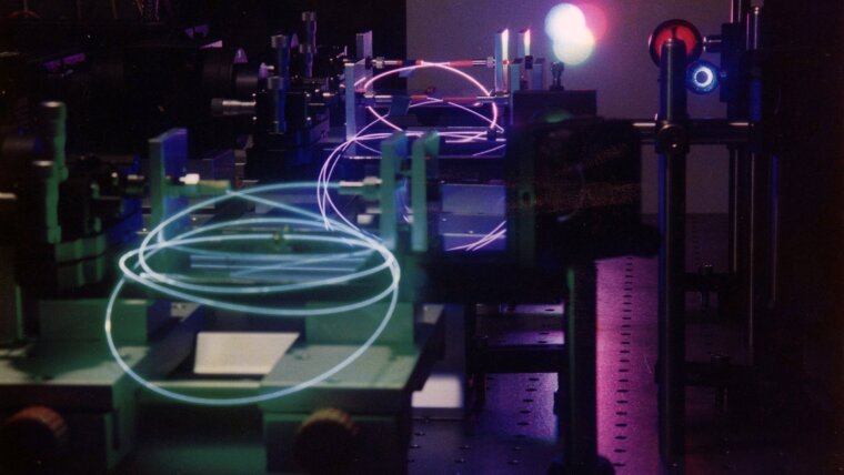 Fasern eines Lasers leuchten im dunklen Labor