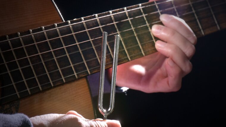 Konzertgitarre und Stimmgabel