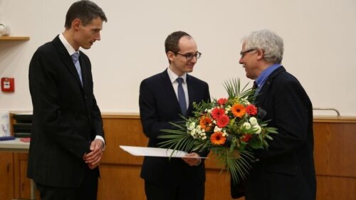 Der Fakult&auml;tspreis f&uuml;r die beste Dissertation ging an Dr. Benjamin Knorr vom Theoretisch-Physikalischen Institut f&uuml;r seine Dissertation zum Thema &quot;Asymptotic Safety in QFT - from quantum gravity to graphene&quot;.