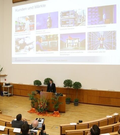 Dr. Hendrik Bartko von der Firma Rohde &amp; Schwarz stellt die Firma vor.