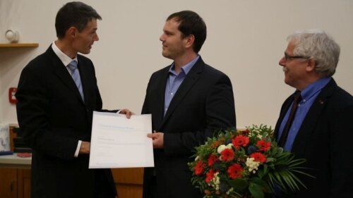 Der Fakult&auml;tspreis f&uuml;r die beste Masterarbeit wurde Herrn Malte Per Siems verliehen f&uuml;r seine Masterarbeit &quot;Untersuchung und Anpassung der Eigenschaften ultrakurzpulslasergeschriebener Volumen-Bragg-Gitter in Kieselglas&quot;.