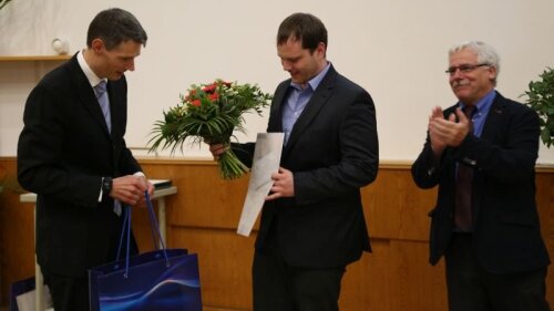 Der Fakult&auml;tspreis f&uuml;r die beste Masterarbeit wurde Herrn Malte Per Siems verliehen f&uuml;r seine Masterarbeit &quot;Untersuchung und Anpassung der Eigenschaften ultrakurzpulslasergeschriebener Volumen-Bragg-Gitter in Kieselglas&quot;.