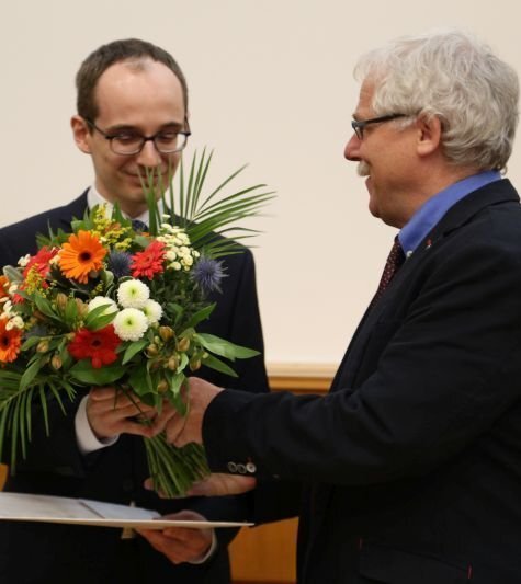 Der Fakult&auml;tspreis f&uuml;r die beste Dissertation ging an Dr. Benjamin Knorr vom Theoretisch-Physikalischen Institut f&uuml;r seine Dissertation zum Thema &quot;Asymptotic Safety in QFT - from quantum gravity to graphene&quot;.