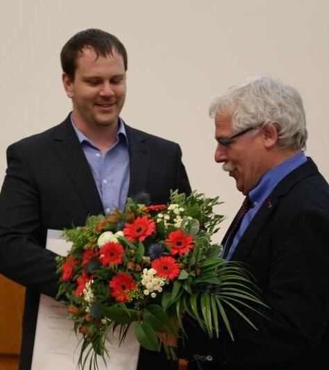 Der Fakult&auml;tspreis f&uuml;r die beste Masterarbeit wurde Herrn Malte Per Siems verliehen f&uuml;r seine Masterarbeit &quot;Untersuchung und Anpassung der Eigenschaften ultrakurzpulslasergeschriebener Volumen-Bragg-Gitter in Kieselglas&quot;.