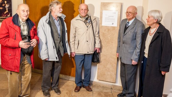 Feierliche Einweihung der Gedenkstele zum Physikerball 1956 im Beisein von Zeitzeugen (v.l.n.r.): Dr. Walter Träger, Prof. Claudio Hofmann, Dr. Heinz Steudel, Peter Hermann und Freya Rohmann