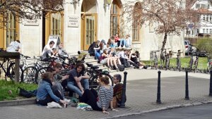 Studierende vor dem Max-Wien-Platz