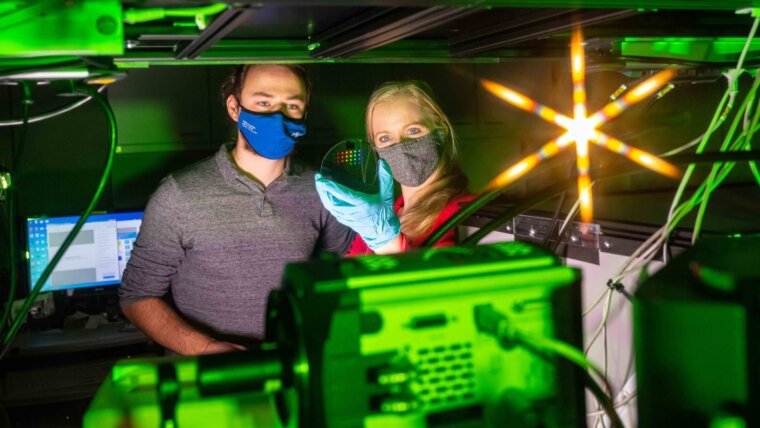 Prof. Dr. Isabelle Staude (r.) und Physik-Doktorand Tobias Bucher entwickeln winzige optische Antennen. Nur damt lässt sich Licht effektiv auf die ultradünnen 2D-Materialien fokussieren.