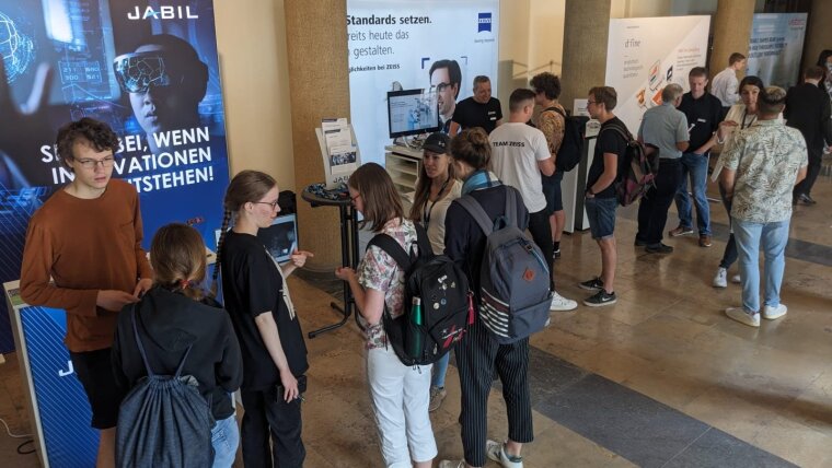 Zahlreiche Studierende und Promovierende informieren sich an den Ständen der Firmen.