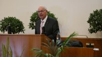 Der Vorsitzende des Kuratoriums der Dr.-Ing. Siegfried Werth-Stiftung, Arno Fink, stellt die Firma Werth Messtechnik und ihre Stiftung vor.