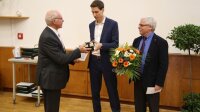 Den Preis erhielt Dr. Stefan Heist  für seine Dissertation "Hochgeschwindigkeits-3DFormvermessung mittels aperiodischer Sinus-Muster".