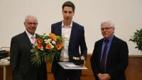 Den Preis erhielt Dr. Stefan Heist  für seine Dissertation "Hochgeschwindigkeits-3DFormvermessung mittels aperiodischer Sinus-Muster".