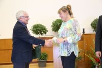 Frau Dr. Cornelia Jäger wurde am Vortag vom Fakultätsrat auch noch die Lehrbefugnis für Laborastrophysik erteilt. Sie darf sich nun Privatdozentin nennen.