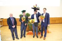 Diese Absolventen haben ihre Promotion mit dem bestmöglichen Prädikat "summa cum laude" abgeschlossen.