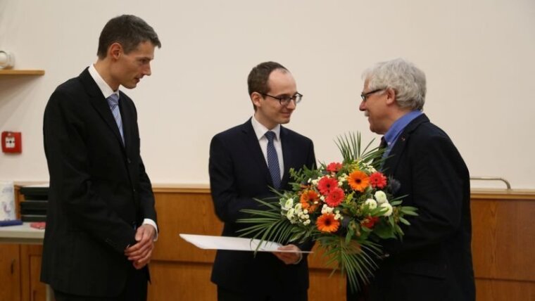 Der Fakultätspreis für die beste Dissertation ging an Dr. Benjamin Knorr vom Theoretisch-Physikalischen Institut für seine Dissertation zum Thema "Asymptotic Safety in QFT - from quantum gravity to graphene".