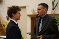 Dr. Michael Kempe von der ZEISS AG verleiht den ZEISS PhD Award an M.Sc. Johannes Stock vom Institut für Angewandte Physik für sein Promotionsvorhaben "Ganzheitliche Simulation optischer Systeme"