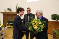Dr. Michael Kempe von der ZEISS AG verleiht den ZEISS PhD Award an M.Sc. Johannes Stock vom Institut für Angewandte Physik für sein Promotionsvorhaben "Ganzheitliche Simulation optischer Systeme"