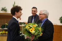 Dr. Michael Kempe von der ZEISS AG verleiht den ZEISS PhD Award an M.Sc. Johannes Stock vom Institut für Angewandte Physik für sein Promotionsvorhaben "Ganzheitliche Simulation optischer Systeme"