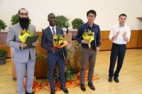 Übergabe der Masterzeugnisse an die Absolventen des Studiengangs Photonics.