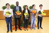Übergabe der Masterzeugnisse an die Absolventen des Studiengangs Photonics.