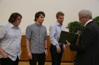 Übergabe der Masterzeugnisse an die Absolventen der Physik.