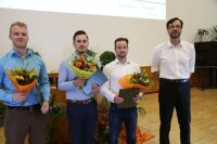 Übergabe der Masterzeugnisse an die Absolventen der Werkstoffwissenschaft.