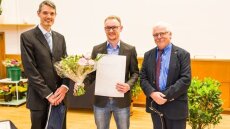 von links nach rechts: Dr. Hendrik Bartko von Rohde & Schwarz, Dr. Silvio Fuchs, Dekan Prof. Dr. Andreas Wipf