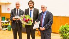 Bernd Marshaus (links) verleiht den Preis der  Dr.-Ing. Siegfried Werth Stiftung 2019 an Dr. Sina Saravi.