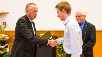 Dr. Rudolf von Bünau presents the  ZEISS Ph.D. Award in Modern Optics 2019 to M.Sc. Wilhelm Eschen