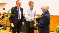 The dean Prof. Wipf congratulates Wilhelm Eschen.