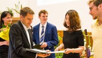 The speaker of the study program, Prof. Thomas Pertsch, presents the Master's certificat to Ms. Ziyao Tang.