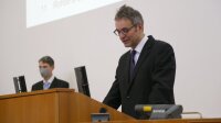 The supervisor of Dr. Richard Hollinger, Prof. Dr. Christian Spielmann, gives the speech in honour for the faculty award for the best doctoral thesis 2021.