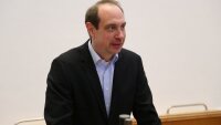 The chair of the study program Physics Teaching Prof. Dr. Holger Cartarius  presents the certificates of state examination