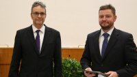 Presentation of the certificate of habilitation to associate professor Dr. Stephan Gräf (right)