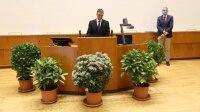 The Dean gives the speech of honour in occasion of  the presentation of the ZEISS PhD Award in Modern Optics 2021
