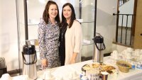Sarah Dürer (links) und Jessica Hopfe (rechts) verwöhnen die Gäste mit Kaffee und Plätzchen.