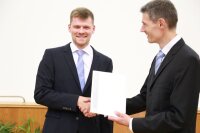 Dr. Hendrik Bartko von Rohde & Schwarz (rechts) überreicht den Fakultätspreis für die beste Masterarbeit an M.Sc. Felix Wechsler.